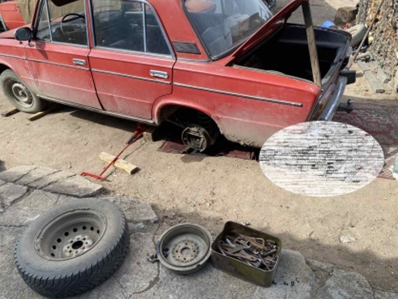 В Улан-Удэ пенсионера при ремонте насмерть придавила машина