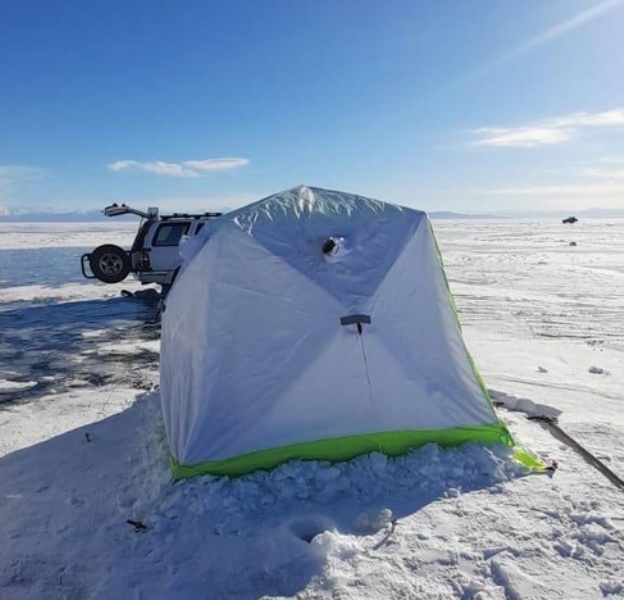 В палатке на льду Байкала в Бурятии нашли труп мужчины