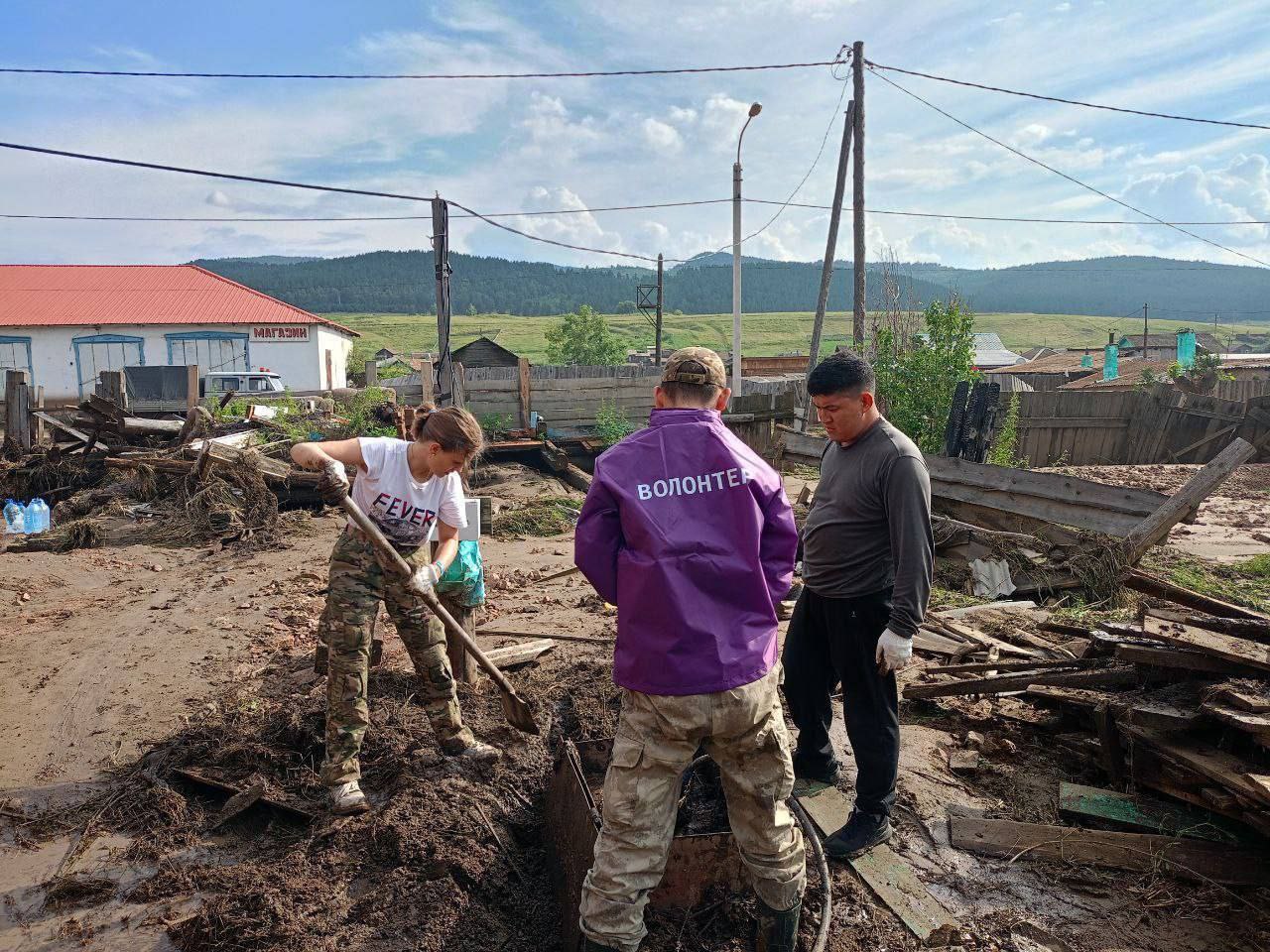Волонтеры Бурятии помогают жителям очищать дома от ила и грязи
