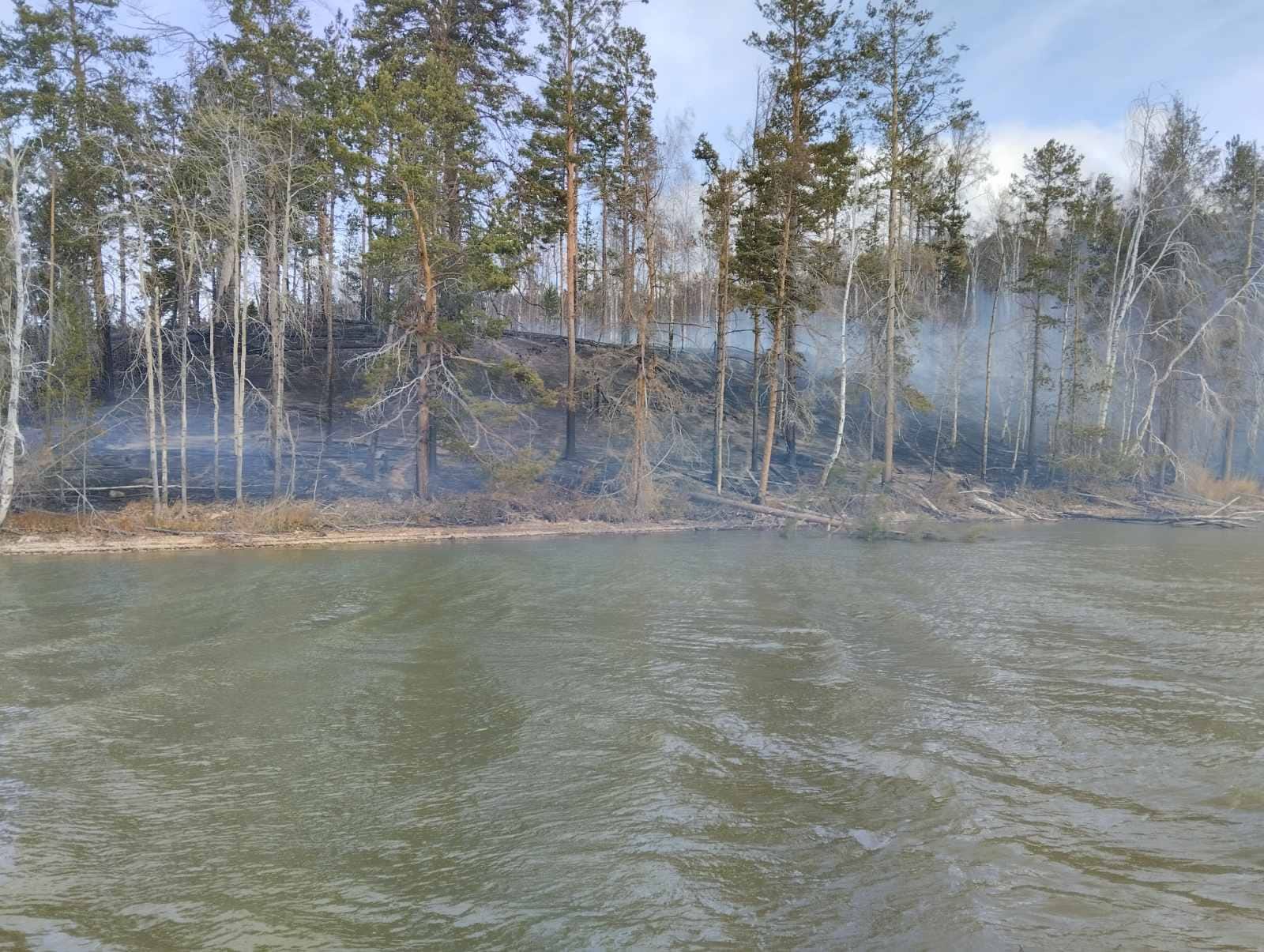 В Бурятии  пятый день тушат лесной пожар на озере Котокель