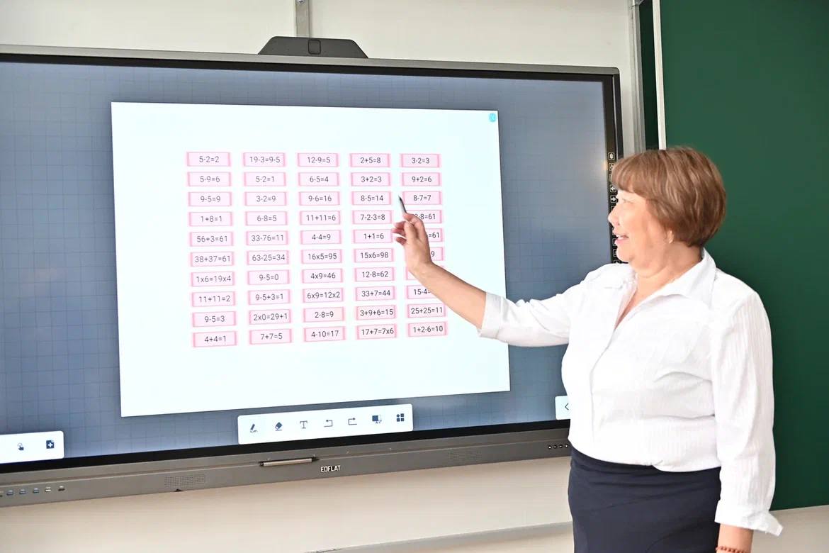 В 41 школу Бурятии передали интерактивные панели и ноутбуки