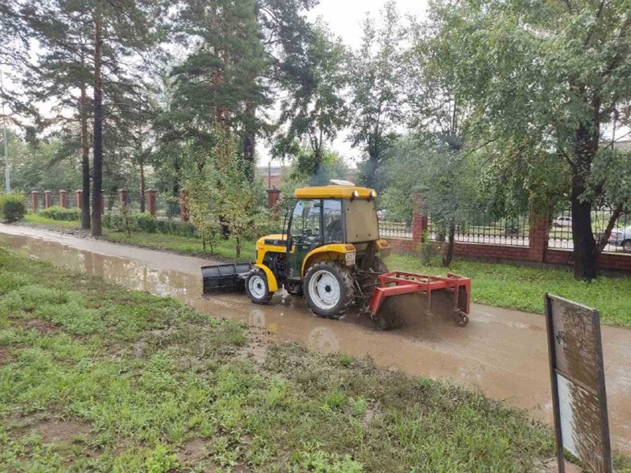 Парки в Улан-Удэ очищают от грязи и песка после дождей