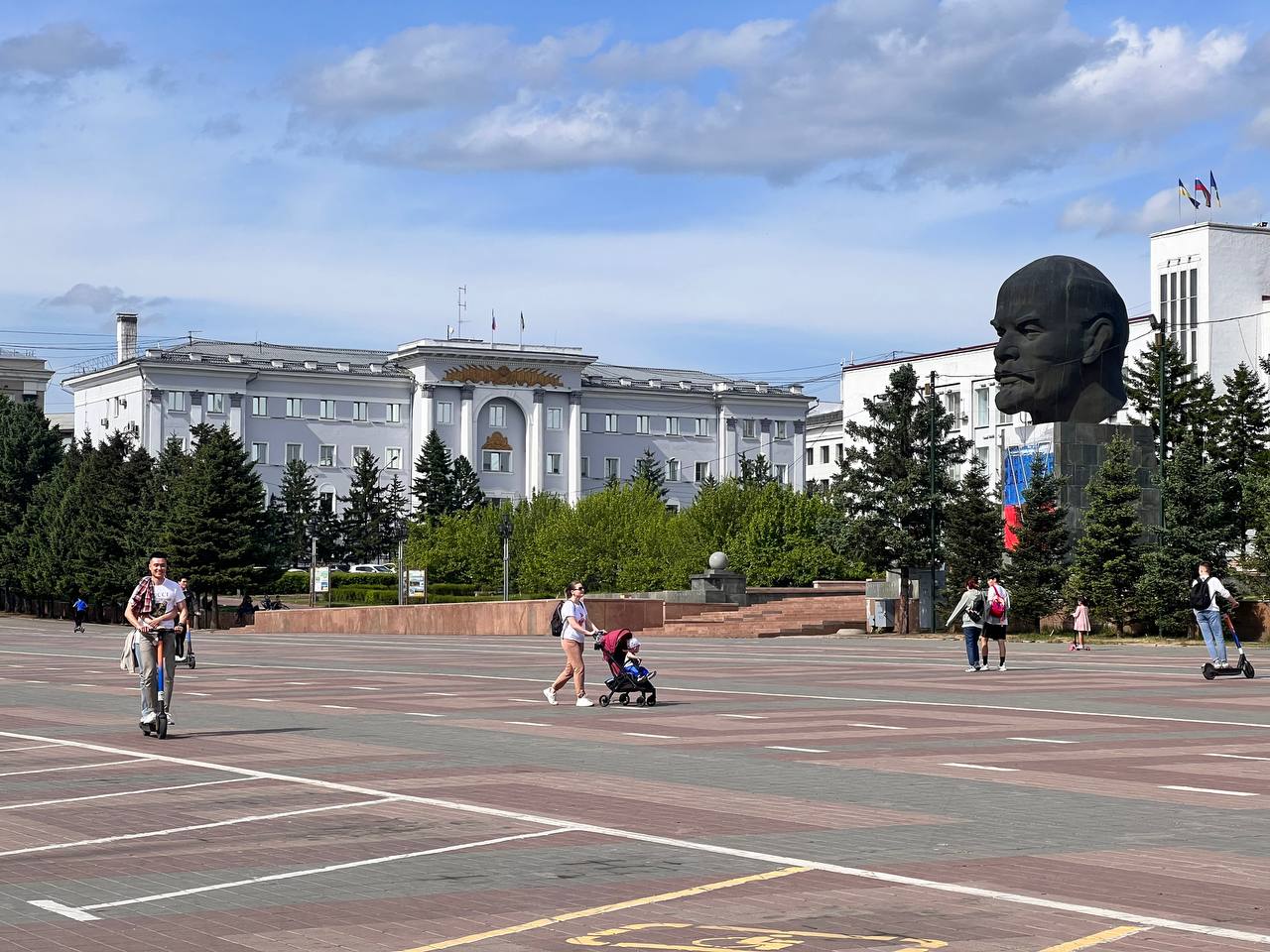 Улан удэ город доблести. Бурятия Улан-Удэ. День города Улан-Удэ. День города Улан-Удэ администрация района. Улан-Удэ символ города.