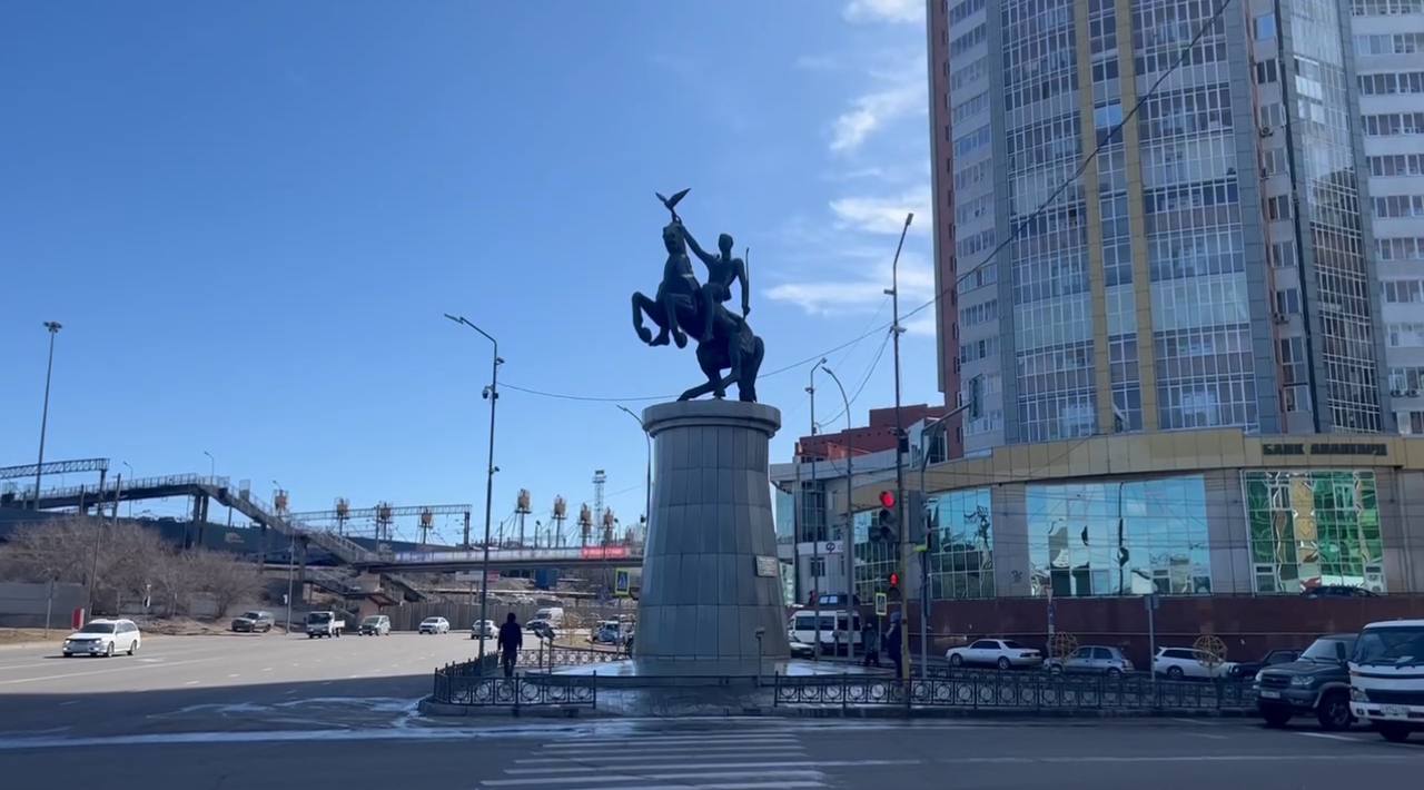 Памятники Улан-Удэ моют после зимы