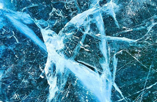 В Бурятии туристы на машине застряли на льду Байкала
