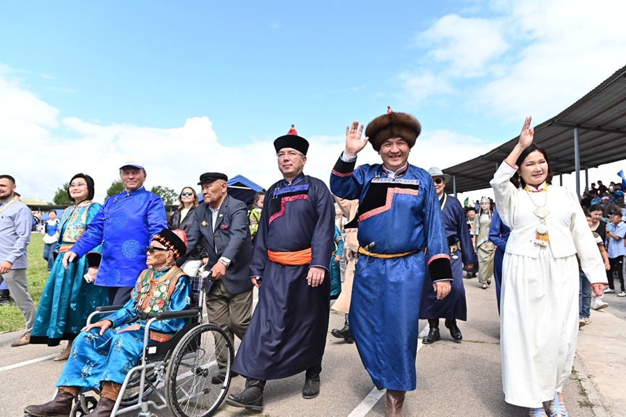 101-летняя ветеран битвы на Халхин-Голе прошла на шествии фестиваля «Алтаргана» в составе делегации Бурятии