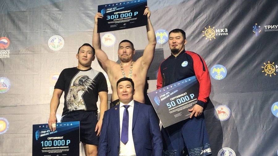 Борец из Бурятии в Якутии забрал пояс чемпиона и медаль с драгоценностями