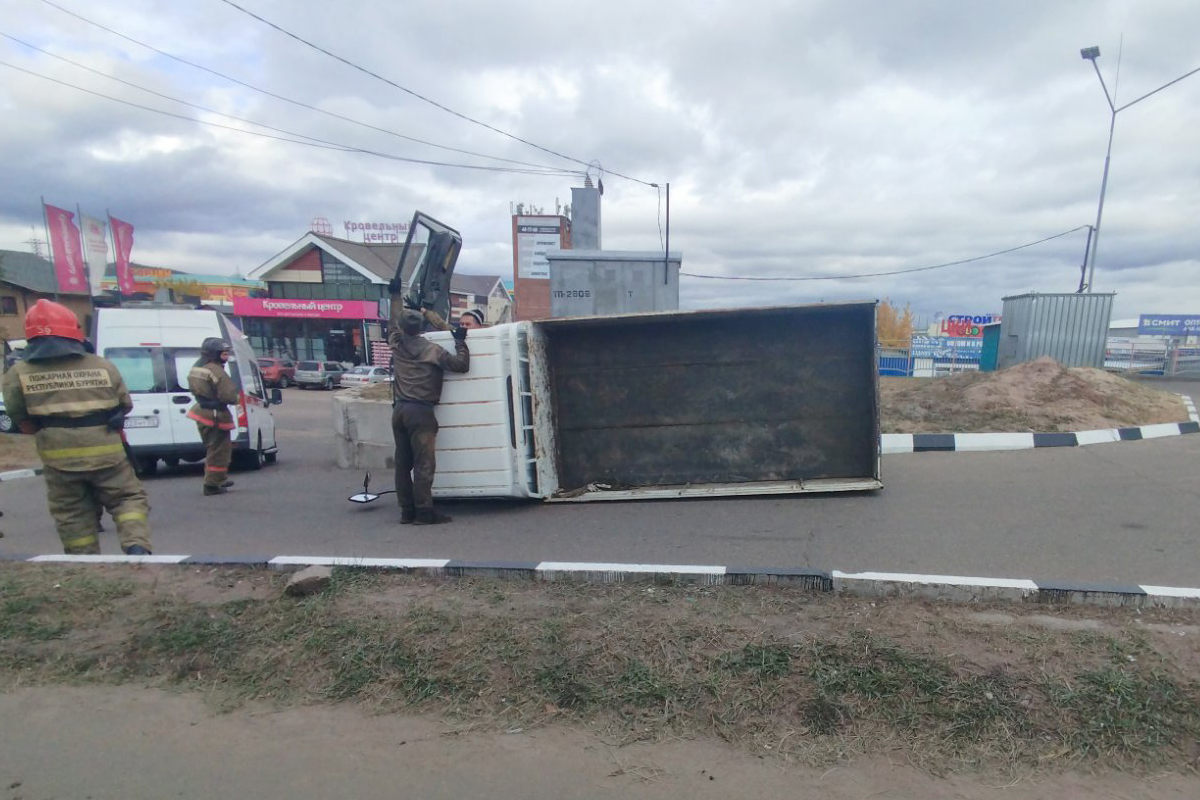 В Улан-Удэ водителя, врезавшегося в ограждение, увезли в больницу с травмой позвоночника