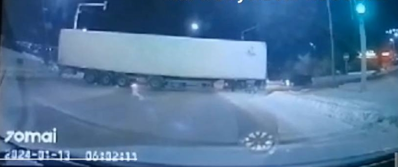 В Улан-Удэ водитель большегруза сбил световую опору и сбежал