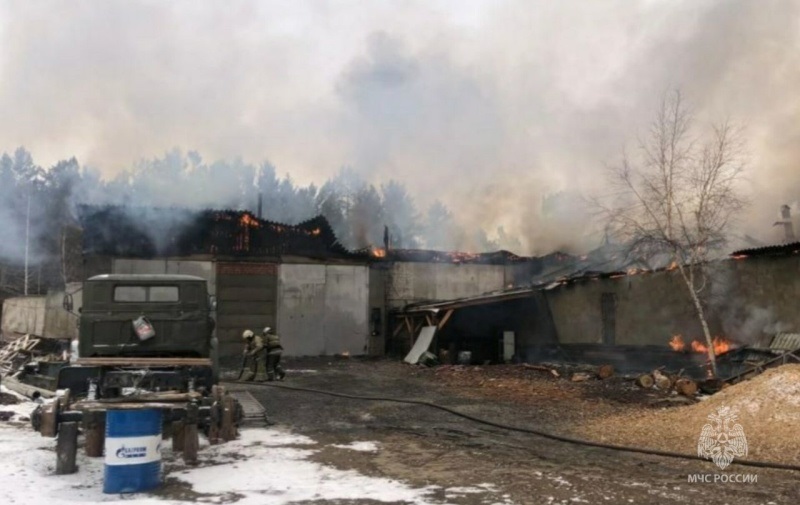 На севере Бурятии из горящих гаражей успели спасти 5 автомобилей