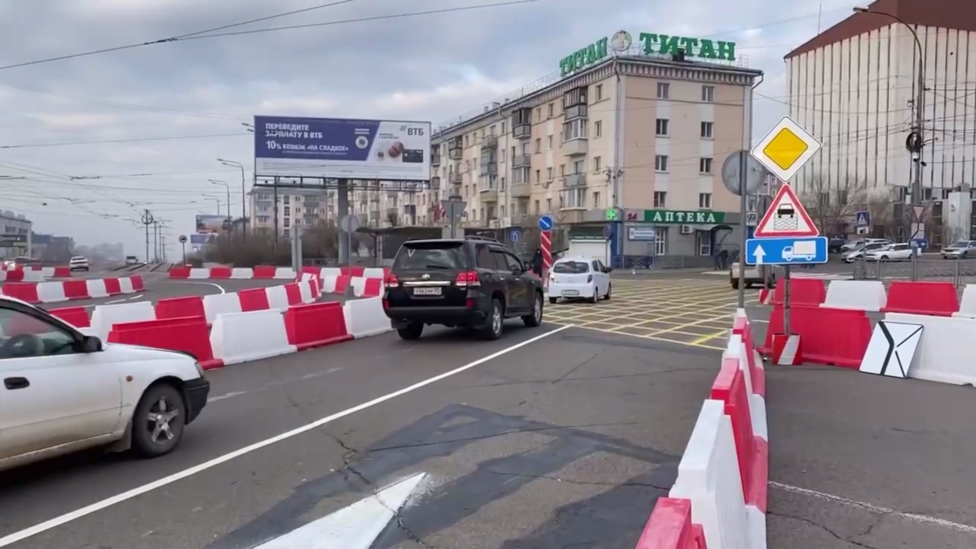 Движение улан удэ. Дорожные знаки площадь Победы. Движение на октябре Улан-Удэ. Улан-Удэ новый перекрёсток. Площадь Комсомольская Улан-Удэ.