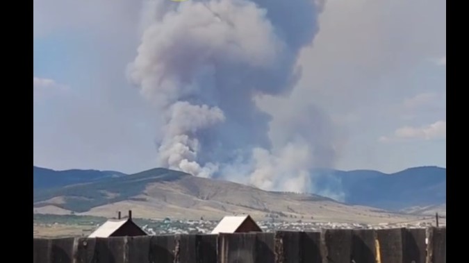 Крупный пожар действует в лесу Заиграевского района Бурятии