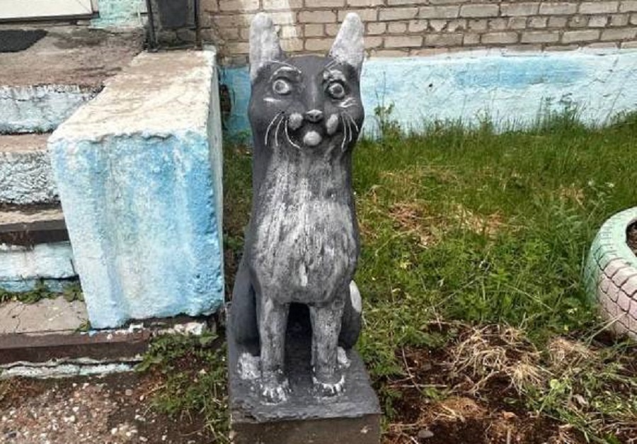 В Бурятии ветеринары поставили памятник коту и собаке 