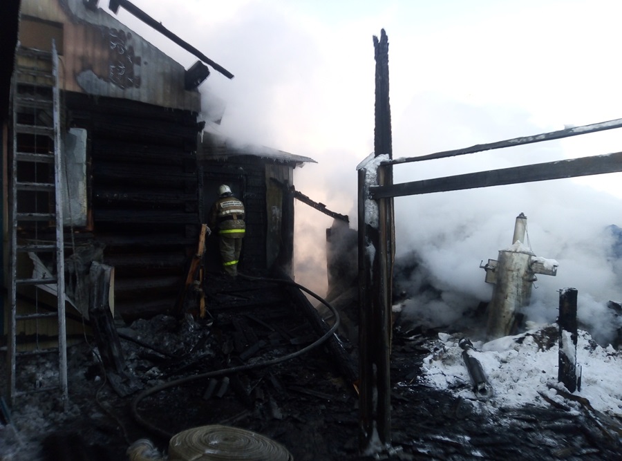 В Бурятии после крупного пожара в доме в реанимацию попала женщина