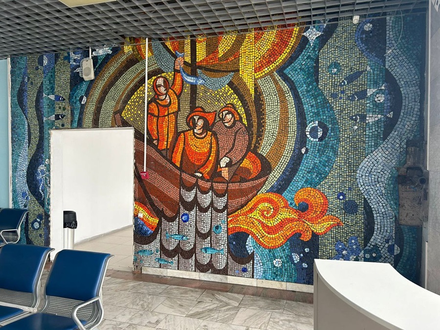 В аэропорту Улан-Удэ в новый терминал переносят мозаичное панно «Рыбаки на Байкале»