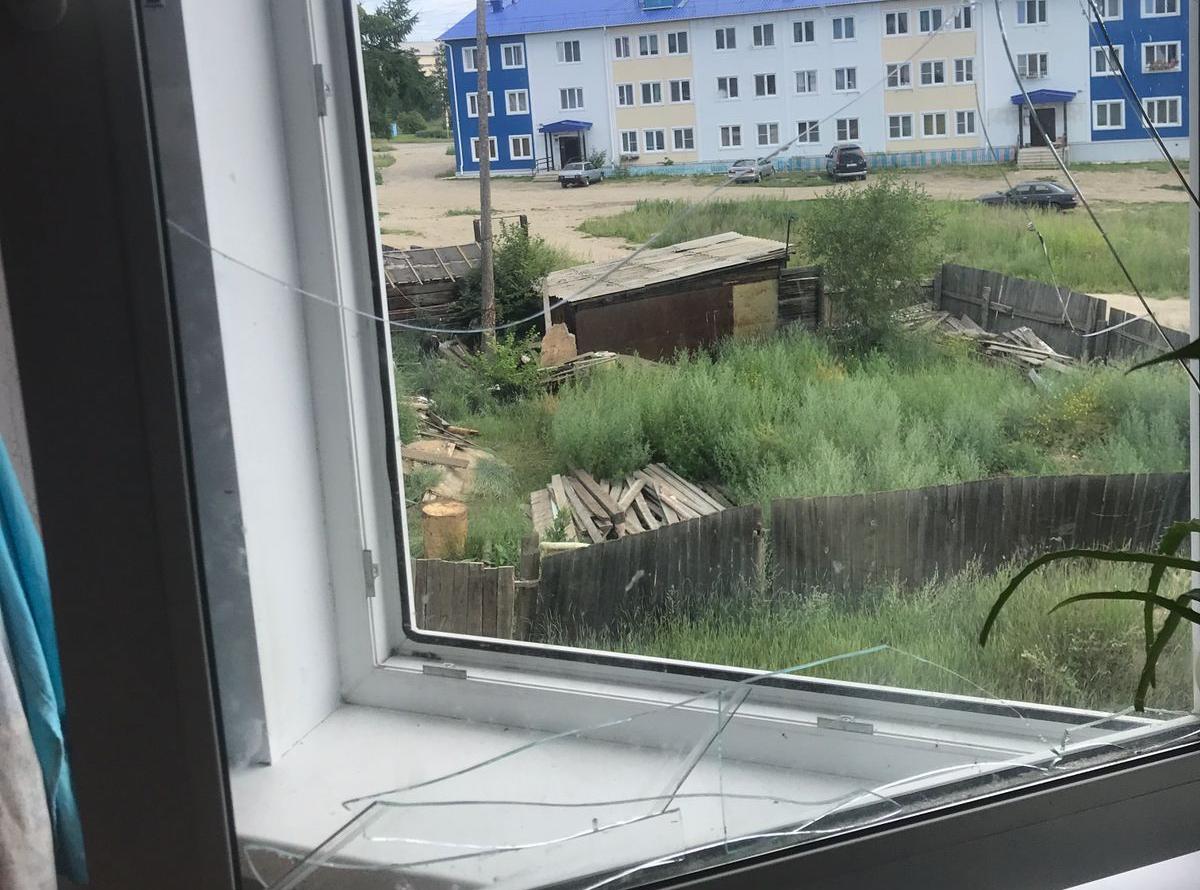Жительница Бурятии не захотела занимать денег знакомому и получила разбитое окно в квартире