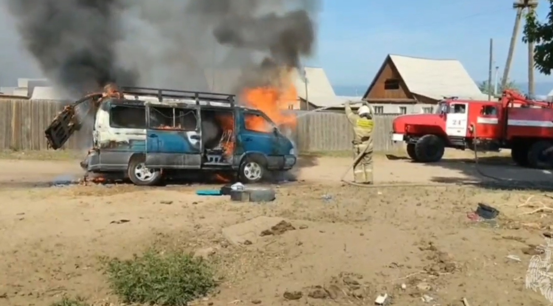 В поселке Бурятии сгорел микроавтобус