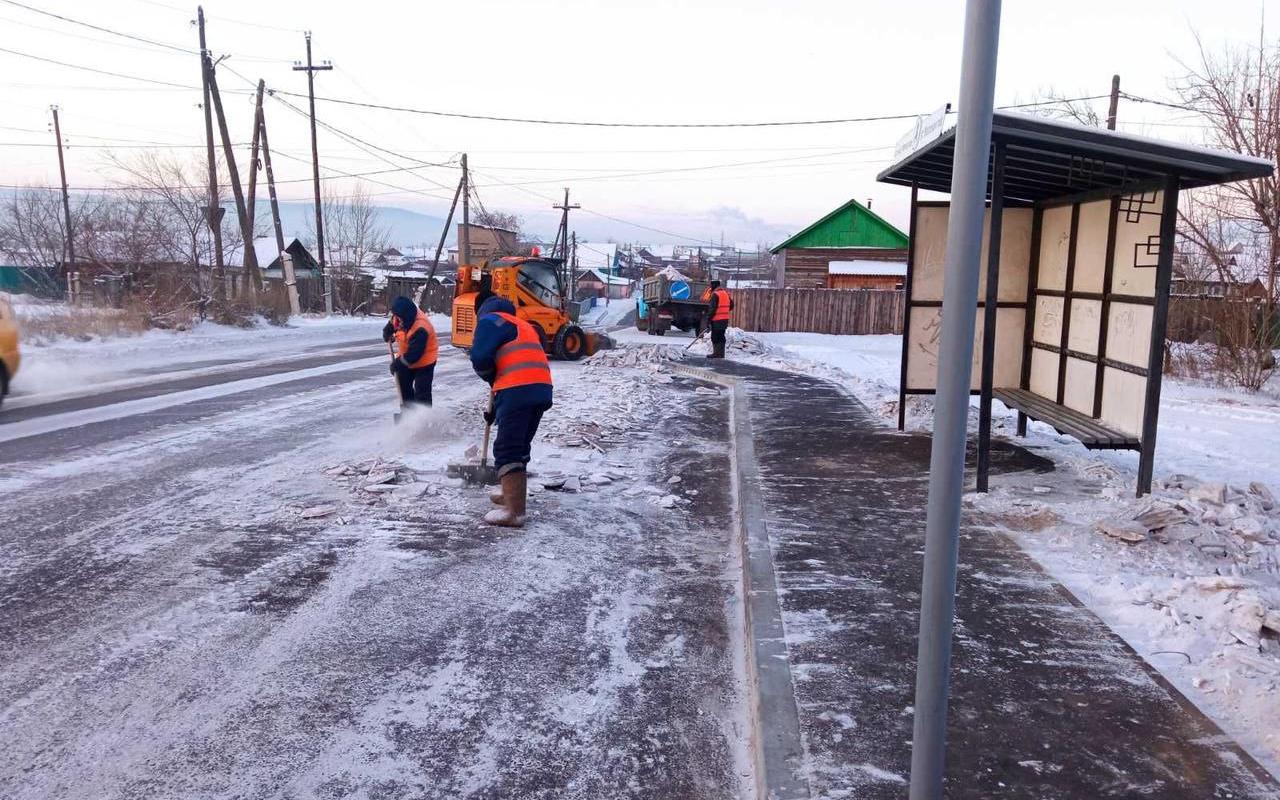 В Улан-Удэ продолжают очищать улицы от снега