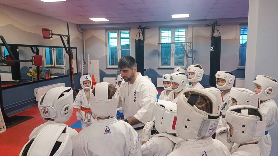 В Улан-Удэ чемпион мира показал мастер-класс каратистам