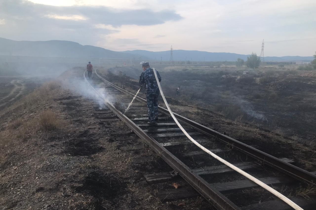 Сотрудники колонии помогли потушить пожар на железнодорожной станции в Бурятии