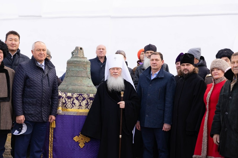 Найденный строителями в Улан-Удэ старинный колокол передали Бурятской епархии