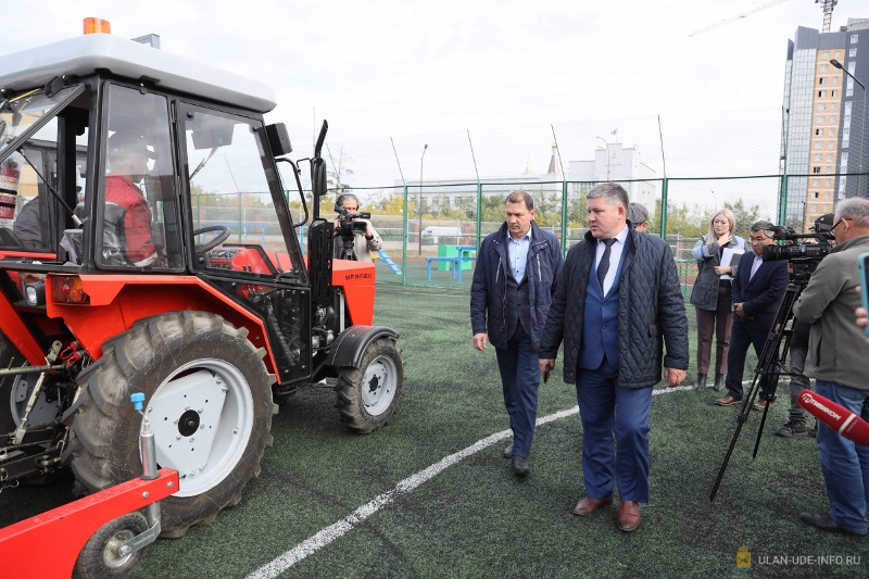 Мэр Улан-Удэ осмотрел новые тракторы для чистки футбольных полей