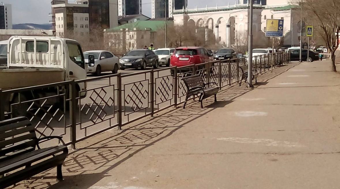 В центре Улан-Удэ поставили скамейки возле дороги с выхлопными газами
