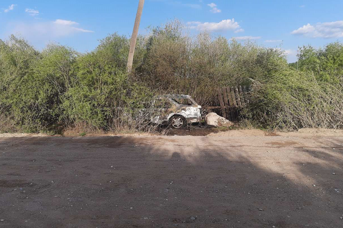 В Бурятии автомобиль врезался в столб и погиб на месте