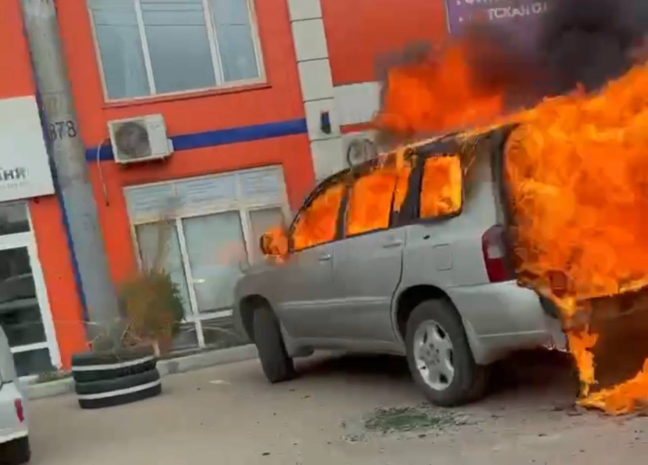 В Улан-Удэ в горящем автомобиле пострадала женщина-водитель