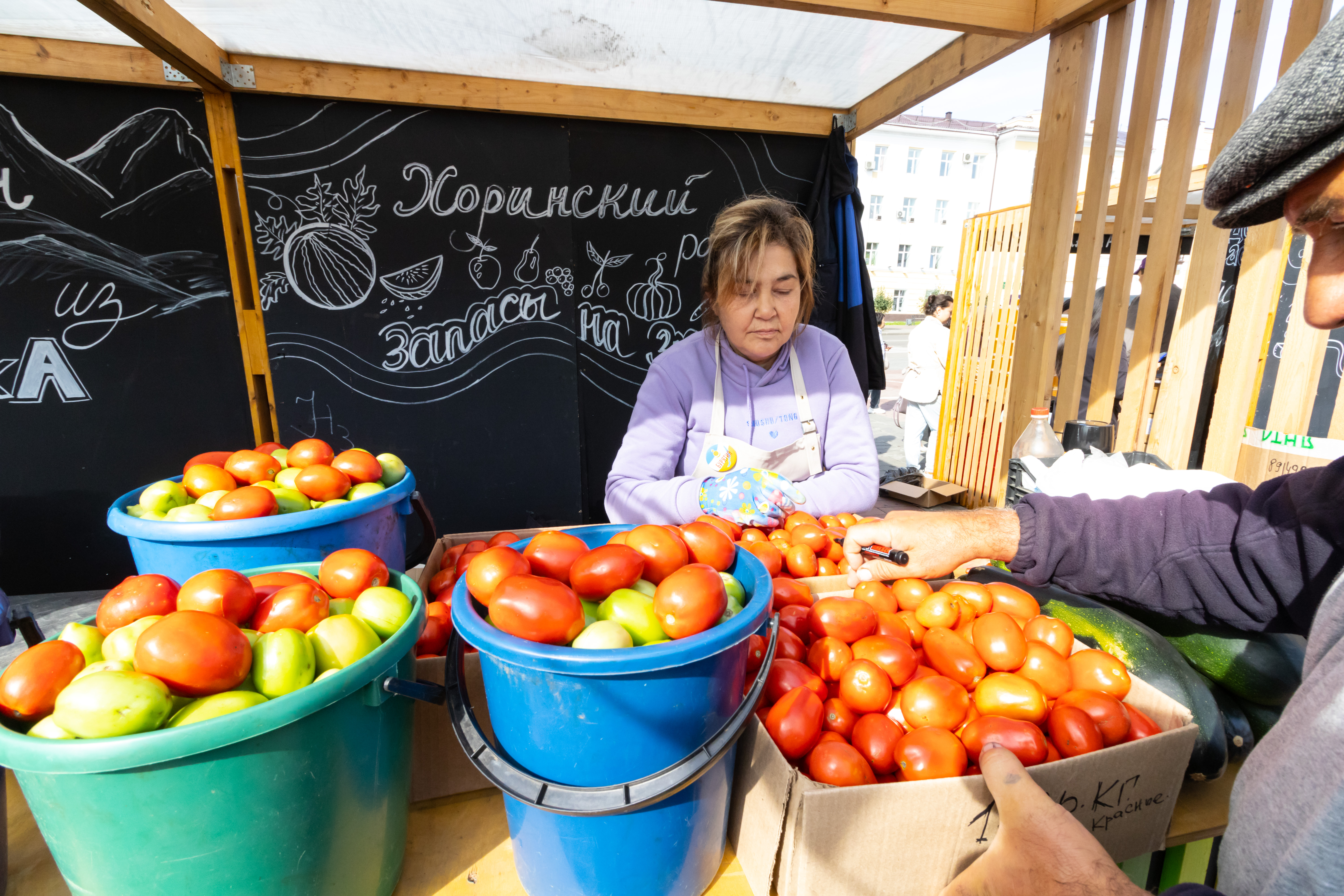 На главной площади Улан-Удэ фермеры представили свою продукцию - новости  Бурятии и Улан-Удэ