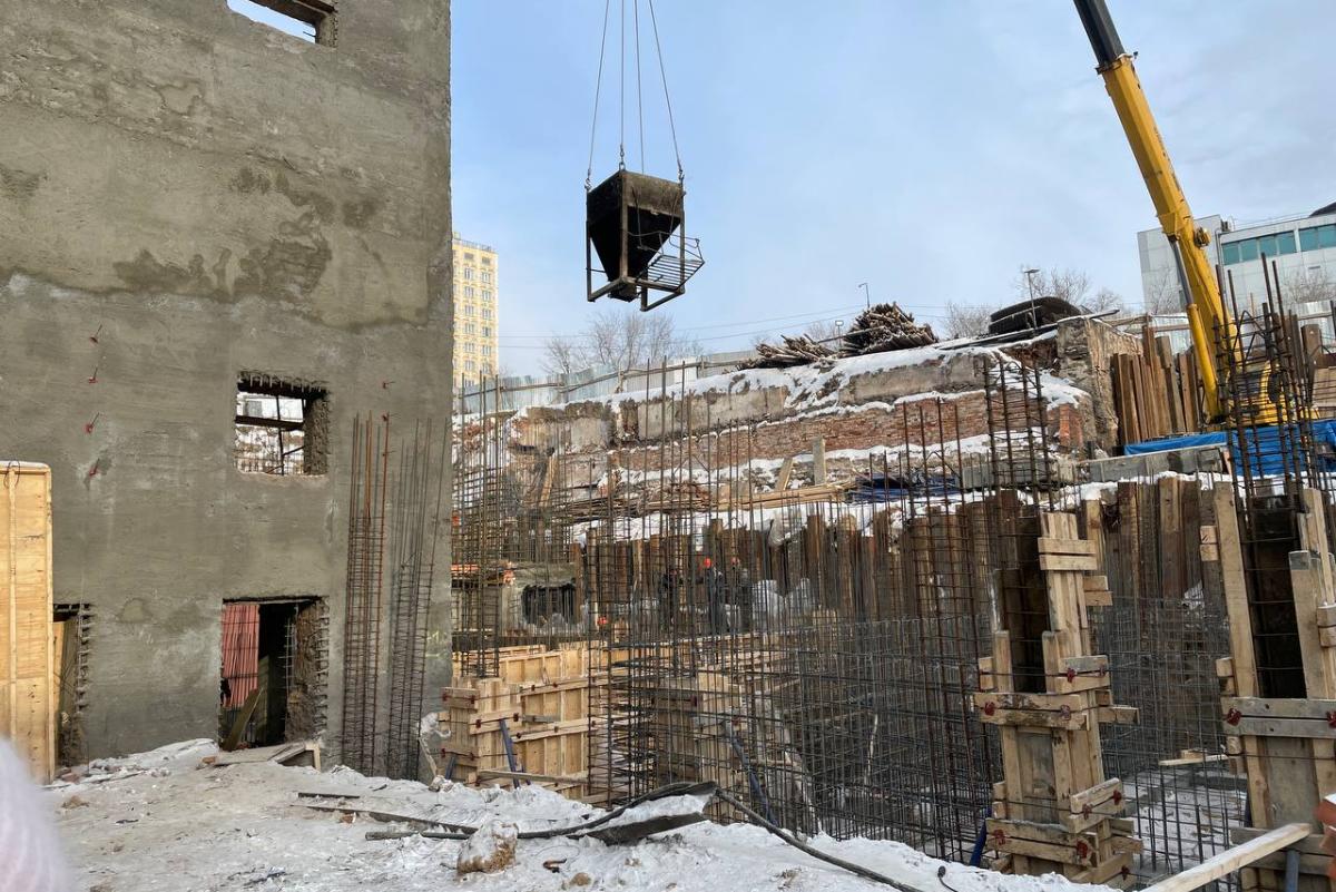 В Улан-Удэ строители театра «Ульгэр» греют бетон для непрерывной реконструкции здания