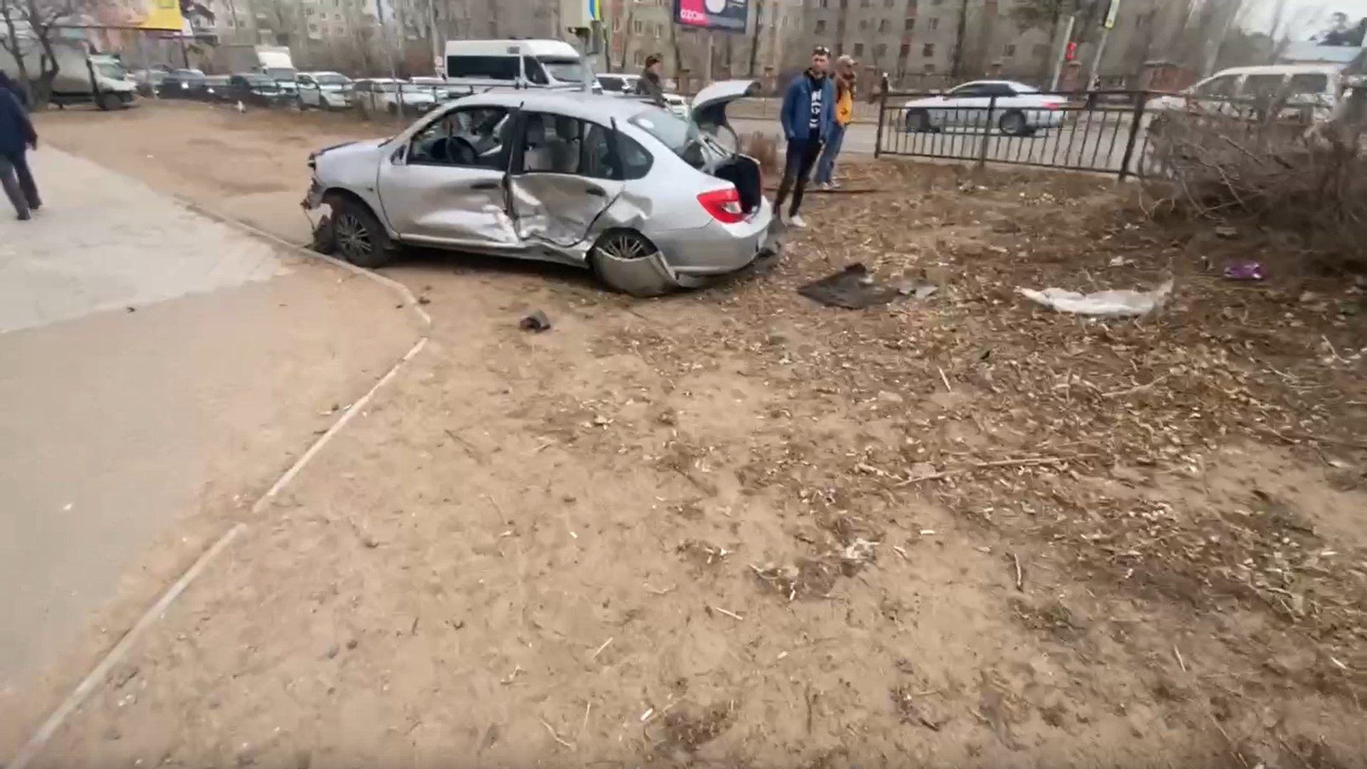 В Улан-Удэ на «призывном» автомобиль снёс ограждение и выехал на тротуар