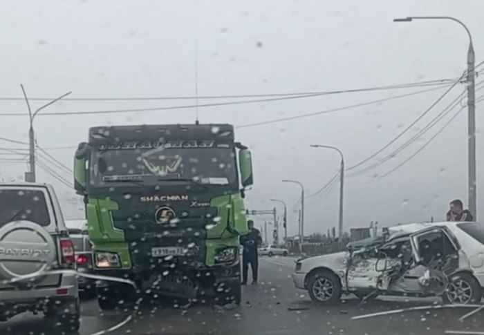В Улан-Удэ в сотых кварталах образовалась пробка из-за ДТП с грузовиком и иномаркой