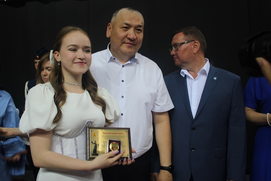 Председатель Горсовета поздравил медалистов Улан-Удэ