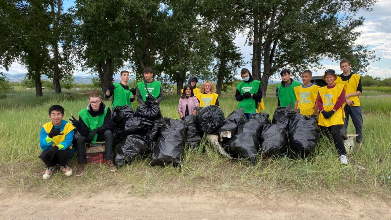 В Улан-Удэ волонтеры-активисты очистили берег Селенги от мусора