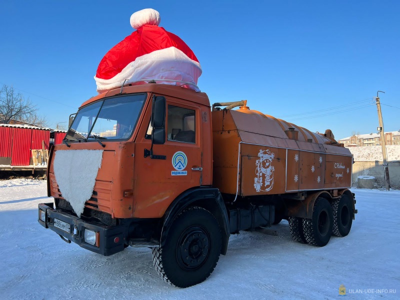 Новогодние шапки одели на аварийную спецтехнику «Водоканала» в Улан-Удэ