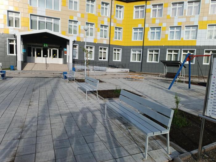 Возле районной школы в Бурятии пришлось менять новые скамейки