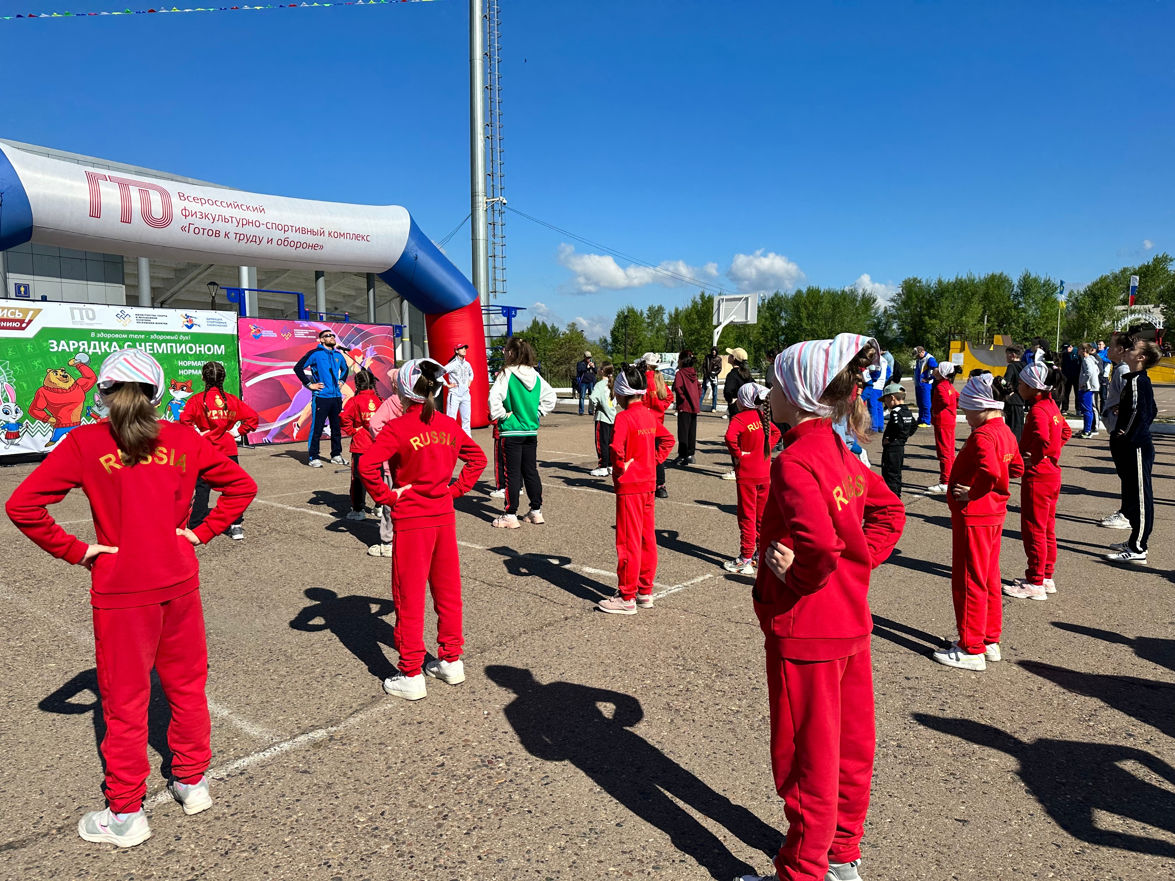 Улан-удэнцы начали лето с зарядки с чемпионами