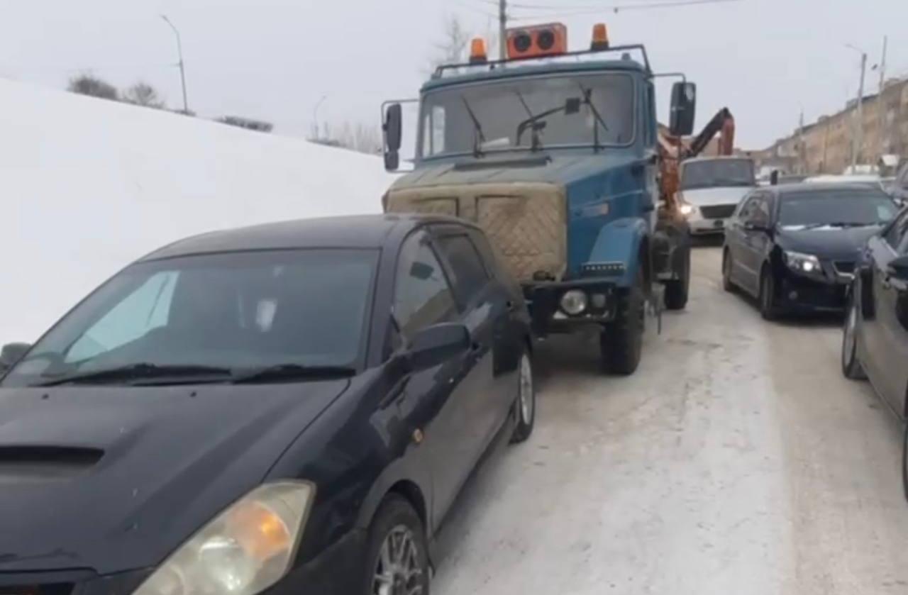 Посыпалка Комбината по благоустройству Улан-Удэ из-за гололёда попала в ДТП  - новости Бурятии и Улан-Удэ