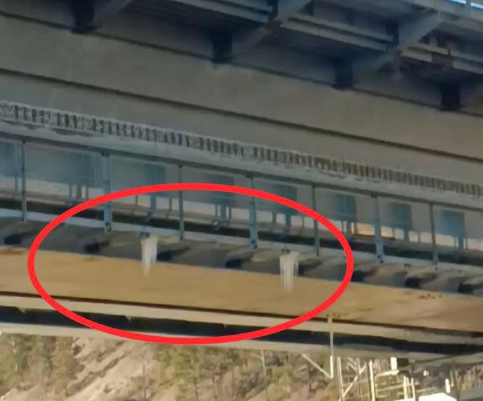 Жители Бурятии пожаловались на опасные сосульки под мостом