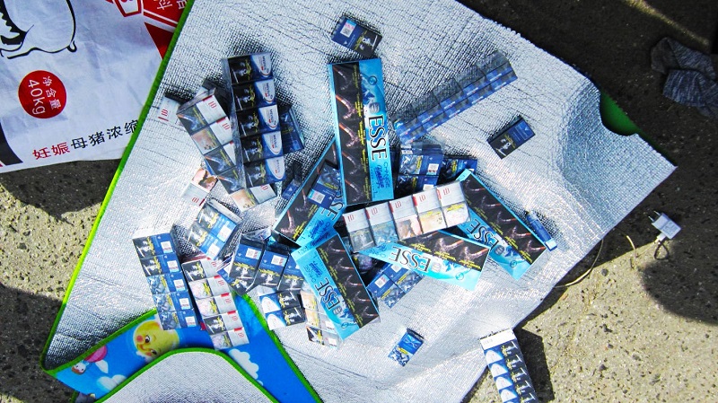 Бурятские таможенники нашли у туриста 18 блоков сигарет