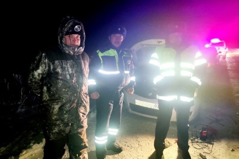 В Бурятии сотрудники ДПС спасли на трассе замерзающую семью с детьми