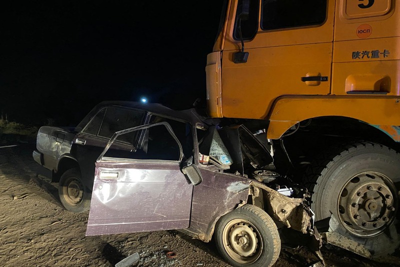 В Бурятии пьяный водитель пострадал при столкновении с грузовиком