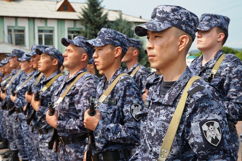 Более 20 молодых росгвардейцев приняли присягу в Улан-Удэ