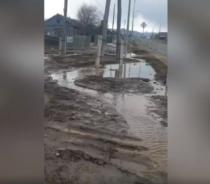 Сельскую улицу Бурятии топит грязными ручьями