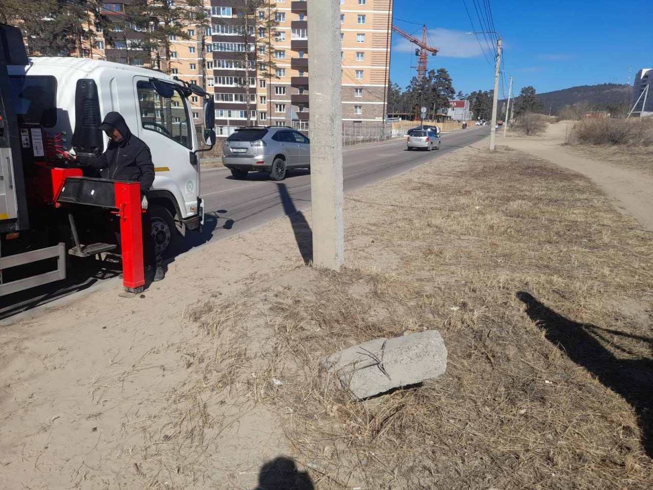 В Улан-Удэ убирают бетонный мусор с улиц