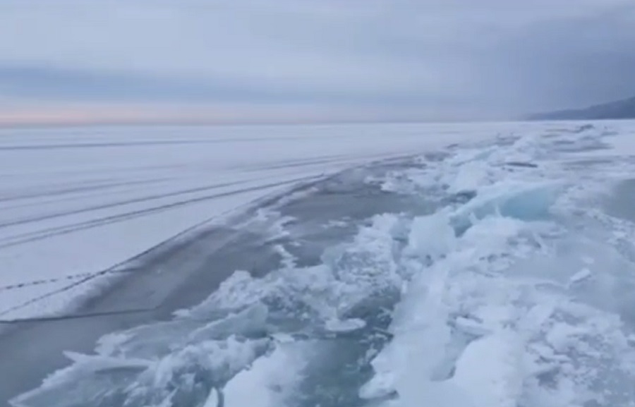 На Байкале поломало лед