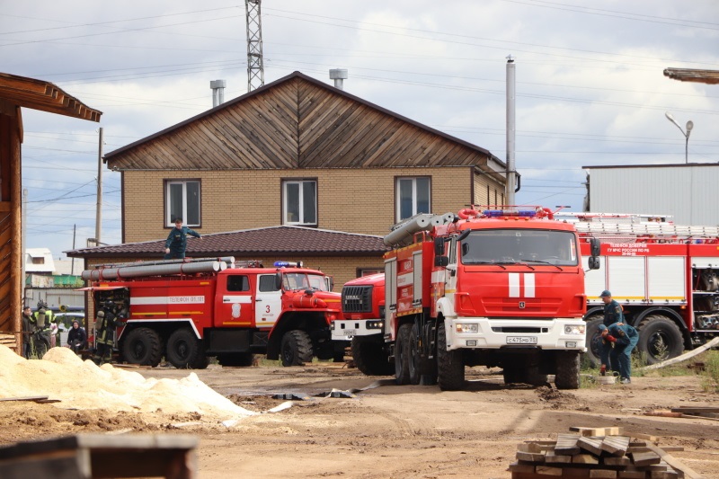 В Улан-Удэ пожарные «тушили» склад пиломатериалов