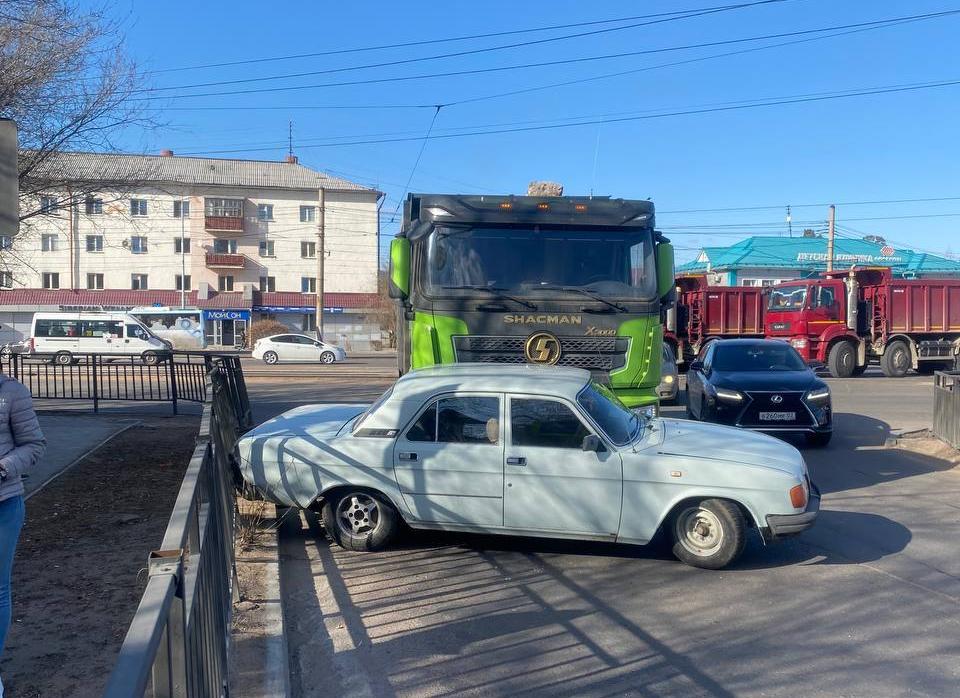 В Улан-Удэ грузовик столкнул Волгу