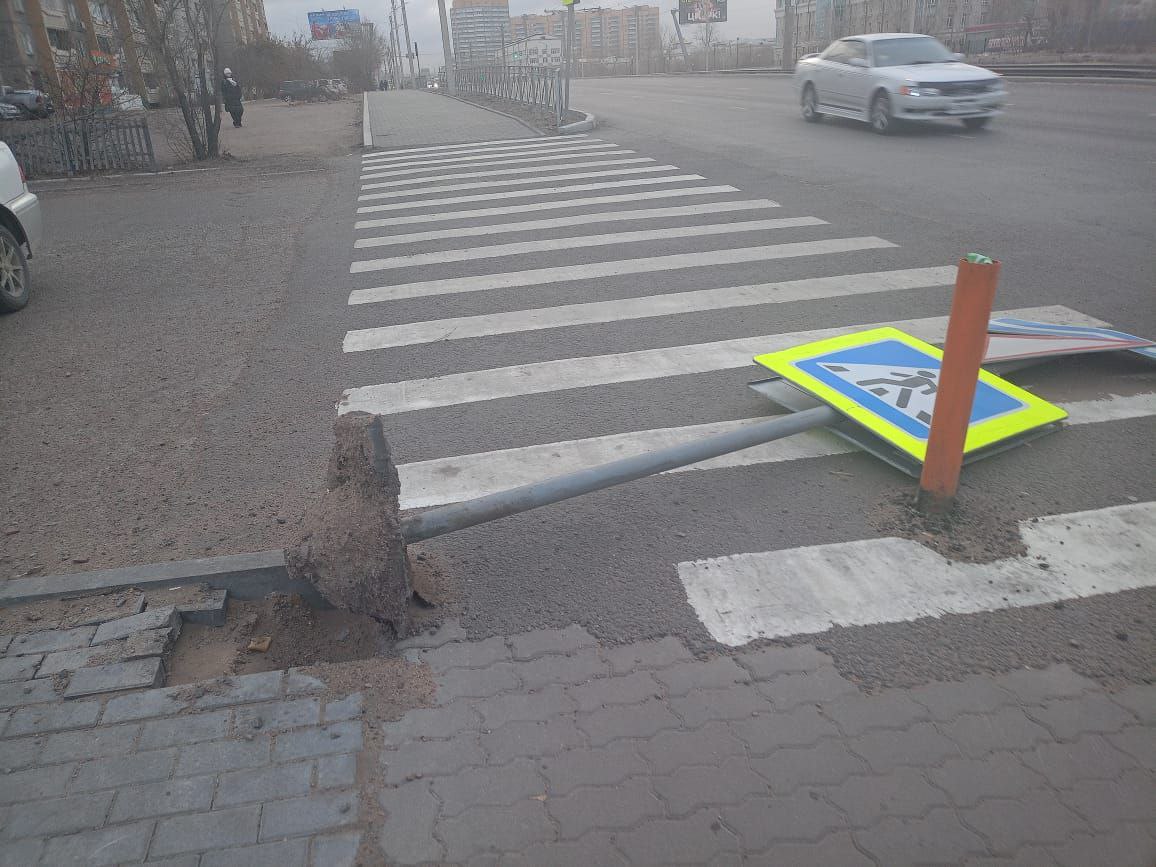 Штормовой ветер в Улан-Удэ снес забор и дорожный знак 